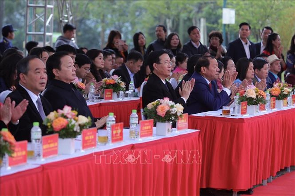 Chủ tịch nước dự Ngày hội sắc xuân trên mọi miền Tổ quốc - 3 Chủ tịch nước dự Ngày hội sắc xuân trên mọi miền Tổ quốc - 3