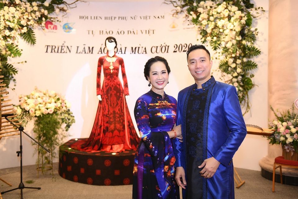 NTK Đỗ Trịnh Hoài Nam giới thiệu áo dài dát vàng đính 110 viên kim cương - 4 NTK Đỗ Trịnh Hoài Nam giới thiệu áo dài dát vàng đính 110 viên kim cương - 4