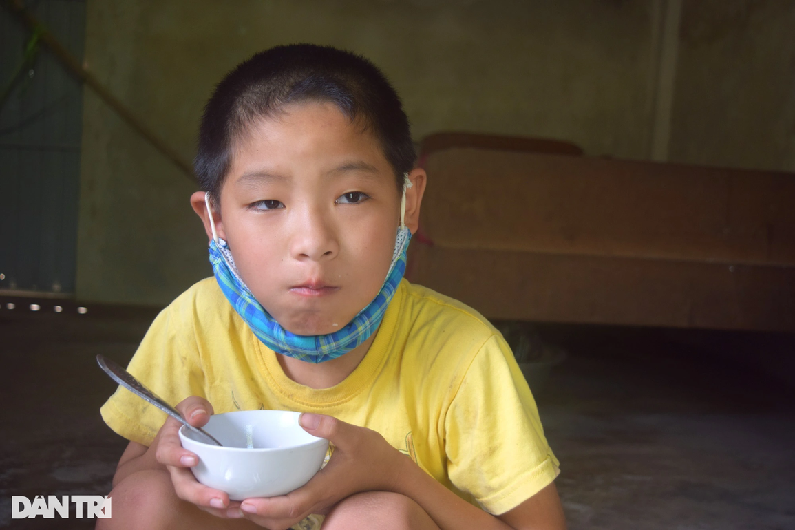 Rớt nước mắt cảnh cậu học trò lớp 4 khóc mẹ đừng chết, mong được đến trường - 2 Rớt nước mắt cảnh cậu học trò lớp 4 khóc mẹ đừng chết, mong được đến trường - 2
