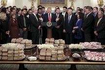 Ông Trump mở tiệc đồ ăn nhanh đãi khách Nhà Trắng
