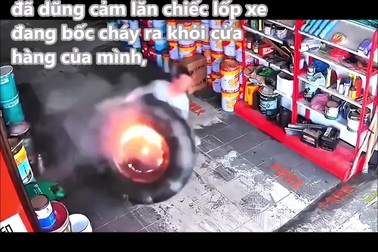 Khoảnh khắc lốp xe tải bốc cháy, văng vào cửa hàng ven đường