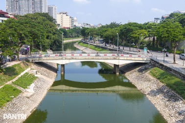 Những gam màu xanh - đen trên dòng sông Tô Lịch