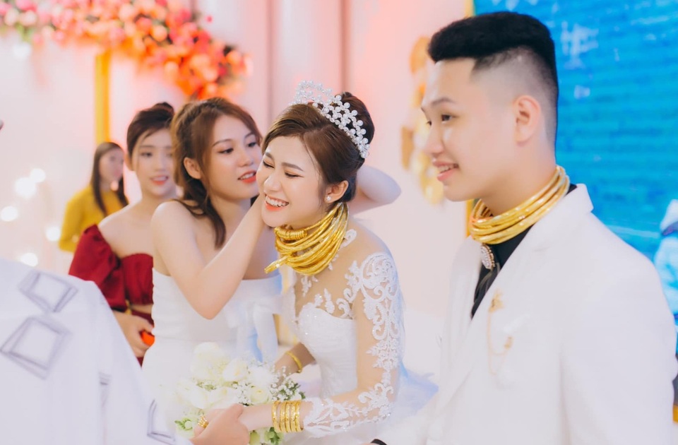 Cặp đôi 2K hút sự chú ý khi khoe quà cưới 900 trăm triệu đồng - 3 Cặp đôi 2K hút sự chú ý khi khoe quà cưới 900 trăm triệu đồng - 3