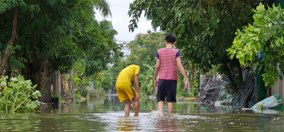 Người dân thành Vinh bì bõm trong biển nước - 4 Người dân thành Vinh bì bõm trong biển nước - 4