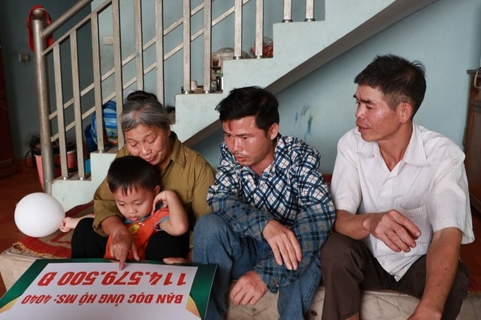 Bạn đọc giúp đỡ người phụ nữ nhốt chồng, con tâm thần trong cũi sắt - 2 Bạn đọc giúp đỡ người phụ nữ nhốt chồng, con tâm thần trong cũi sắt - 2