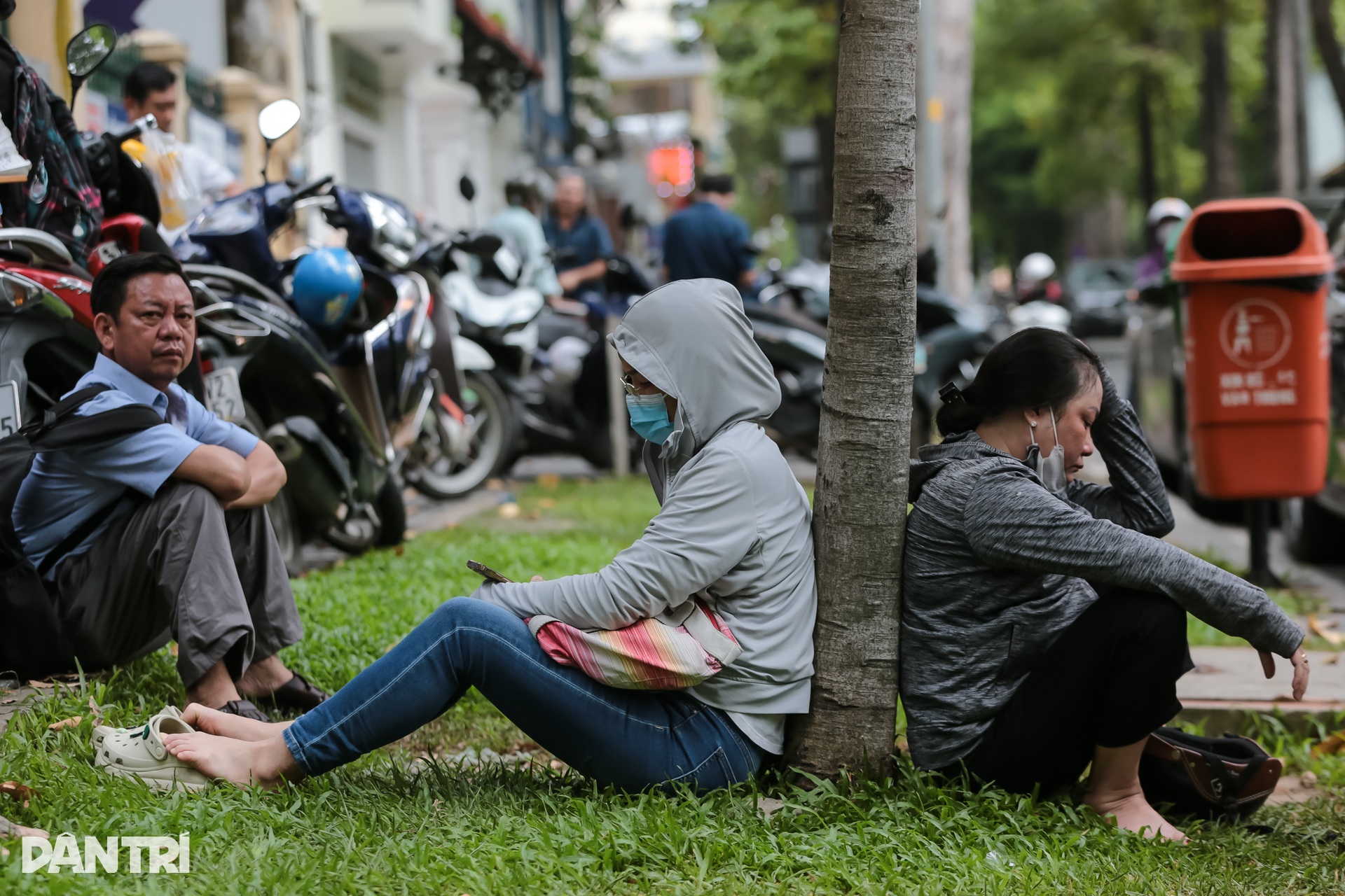 Muôn vàn cảm xúc của phụ huynh học sinh tại kỳ thi lớp 10 ở TPHCM - 8 Muôn vàn cảm xúc của phụ huynh học sinh tại kỳ thi lớp 10 ở TPHCM - 8