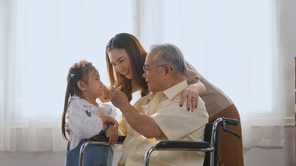 Yêu thương nhiều hơn: Liều thuốc cho người bệnh Alzheimer - 2 Yêu thương nhiều hơn: Liều thuốc cho người bệnh Alzheimer - 2