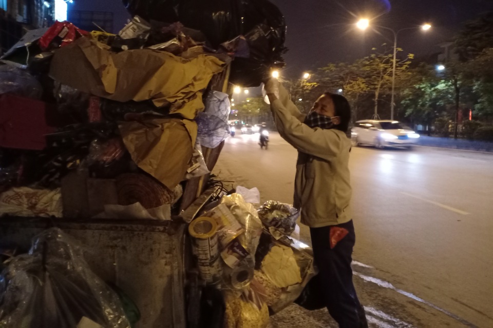 Hà Nội: Đêm trắng với người lao công ngày cuối cùng của năm Canh Tý - 3 Hà Nội: Đêm trắng với người lao công ngày cuối cùng của năm Canh Tý - 3