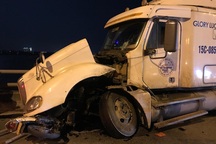 Container tông 3 xe máy trên cầu Thanh Trì, 1 người rơi xuống sông Hồng