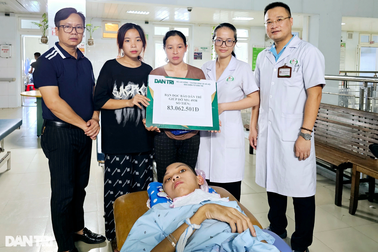 Người mẹ có con trai nguy kịch sau tai nạn được giúp hơn 200 triệu đồng