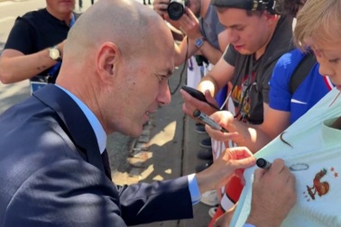 Người hâm mộ kỳ vọng Zidane sẽ đưa tuyển Pháp tới ngôi sao thứ ba