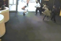 Đổ xăng đốt ngân hàng, không ngờ “gậy ông đập lưng ông”