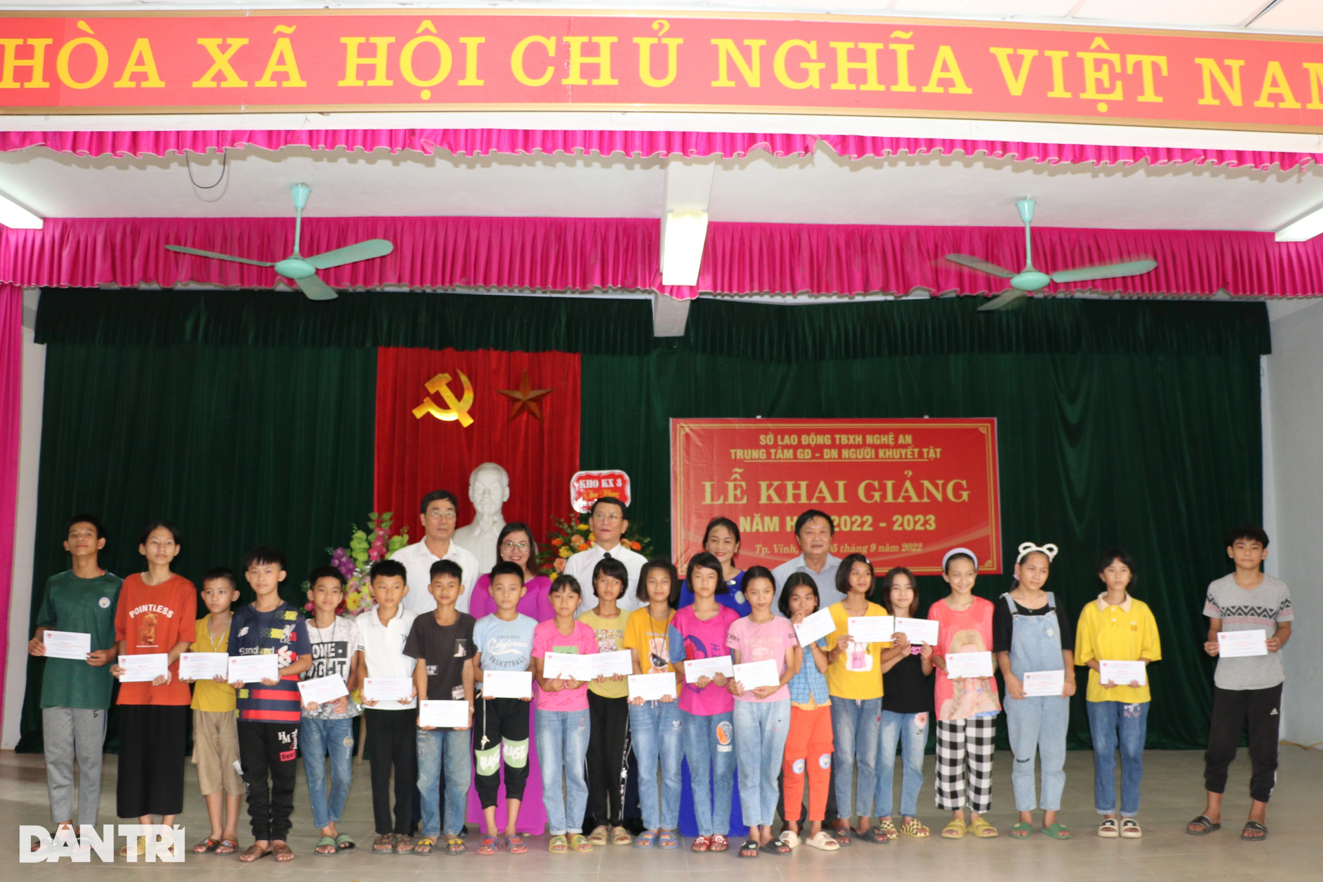 Lễ khai giảng ở ngôi trường đặc biệt, bố mẹ bỏ công việc cả tuần theo con - 5 Lễ khai giảng ở ngôi trường đặc biệt, bố mẹ bỏ công việc cả tuần theo con - 5