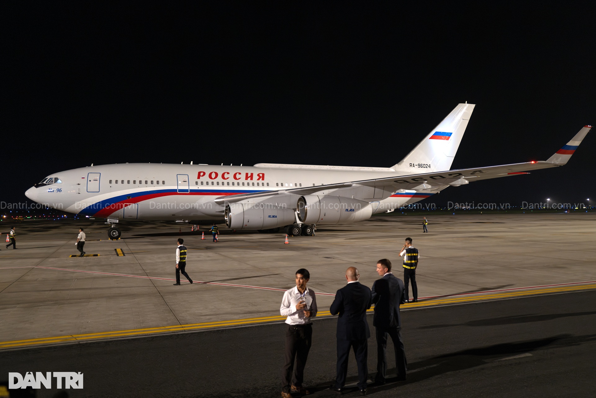 Hình ảnh Tổng thống Nga Putin tại sân bay Nội Bài - 1 Hình ảnh Tổng thống Nga Putin tại sân bay Nội Bài - 1