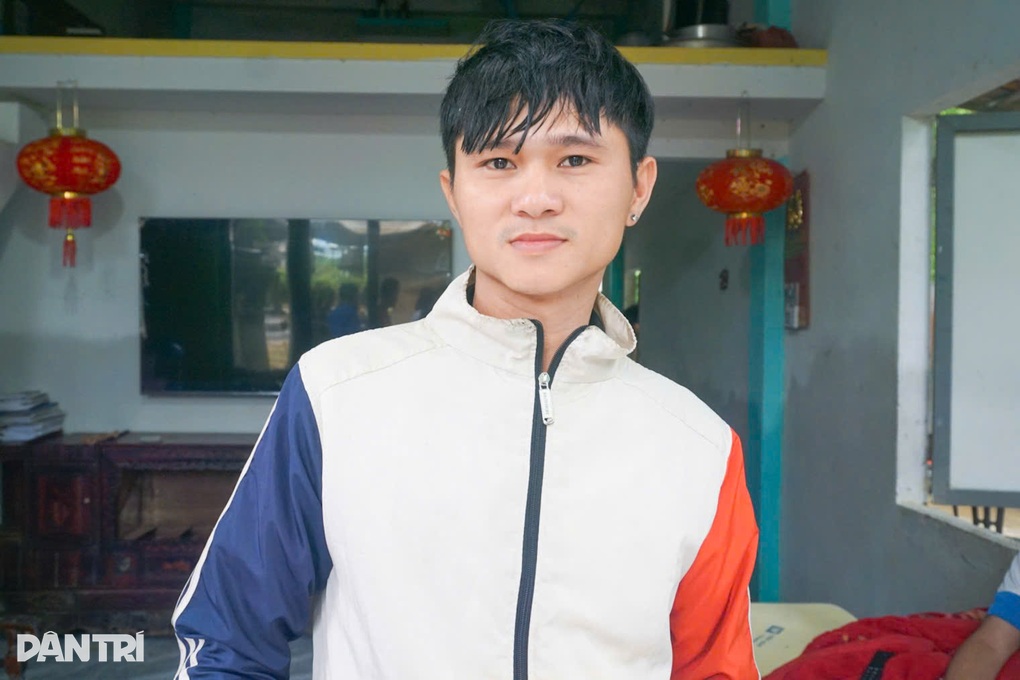 Gặp “người hùng áo đen” đu dây xuống dòng nước xiết cứu người - 2