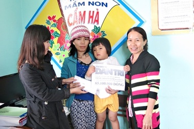 Trao hơn 65 triệu đồng đến bé 3 tuổi đã phải phẫu thuật cắt bỏ mắt