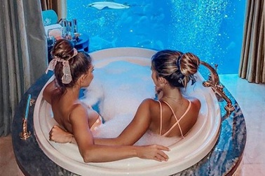 Theo chân hội con nhà giàu tận hưởng kỳ nghỉ hè xa xỉ hết cỡ trên khắp thế giới