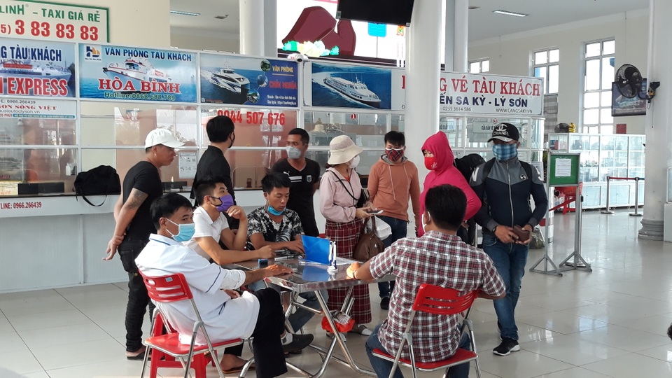 Hành khách đi Lý Sơn phản ứng gay gắt vì thiếu tờ khai y tế - 1 Hành khách đi Lý Sơn phản ứng gay gắt vì thiếu tờ khai y tế - 1