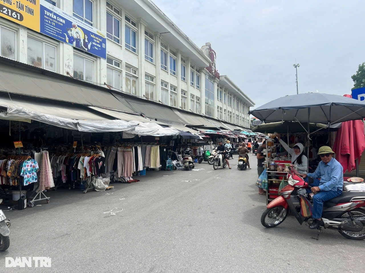 Thủ phủ thời trang lớn nhất miền Bắc: Cửa đóng then cài giữa mùa làm ăn - 1 Thủ phủ thời trang lớn nhất miền Bắc: Cửa đóng then cài giữa mùa làm ăn - 1