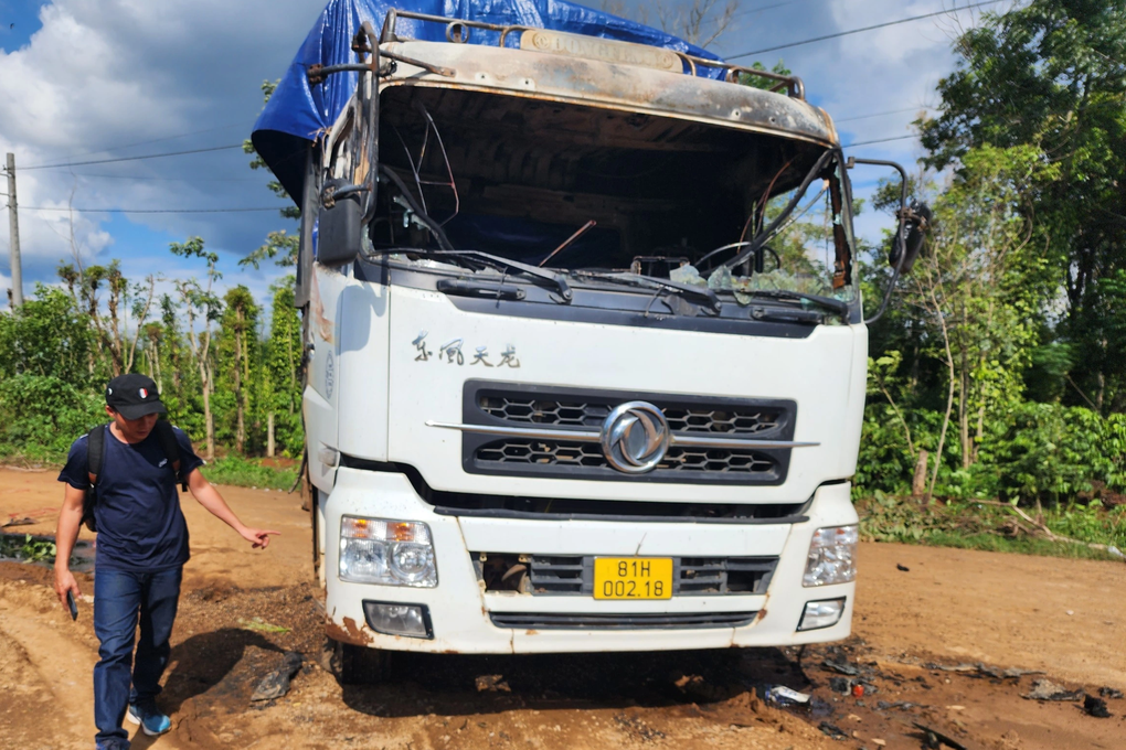 Tài xế 2 lần thoát chết ngoạn mục trong vụ tấn công ở Đắk Lắk - 4 Tài xế 2 lần thoát chết ngoạn mục trong vụ tấn công ở Đắk Lắk - 4