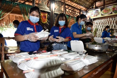 Thầy cô vùng cao nấu cơm phục vụ thí sinh thi tốt nghiệp THPT