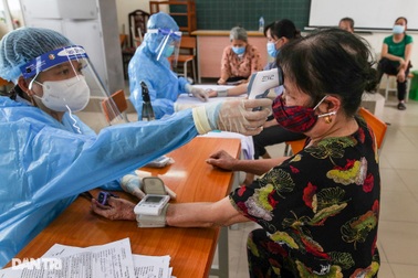 Hơn 3.000 nhân viên y tế hỗ trợ Hà Nội tiêm vắc xin và xét nghiệm toàn dân