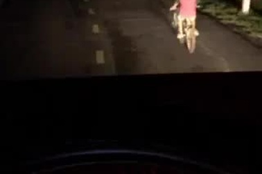 Tài xế soi đường 20 phút giúp bé trai đạp xe về nhà an toàn