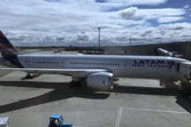 Hai người mất mạng vì trốn trong càng máy bay "đi chui"