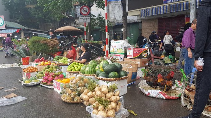 Hà Nội: Giá thịt lợn, thịt gà tăng kỷ lục, người dân chen nhau mua 30 Tết - Ảnh 4. Hà Nội: Giá thịt lợn, thịt gà tăng kỷ lục, người dân chen nhau mua 30 Tết - Ảnh 4.