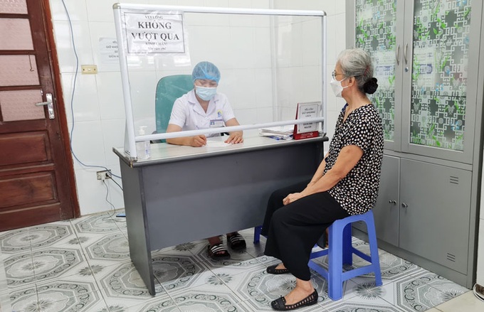Bác sĩ thăm khám cho bệnh nhân tại Bệnh viện Tâm thần Hà Nội. Ảnh: Dung Vũ
