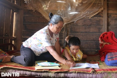 Xót thương hoàn cảnh cậu bé mồ côi, khóc gọi mẹ mỗi đêm