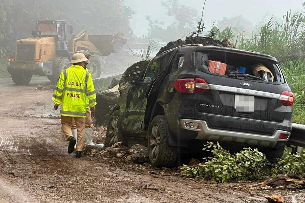 Khoảnh khắc Ford Everest bị đá lở đè bẹp đầu xe tại Quốc lộ 6 - 1 Khoảnh khắc Ford Everest bị đá lở đè bẹp đầu xe tại Quốc lộ 6 - 1