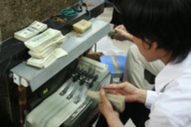 Thị trường “sốt”, USD vọt lên 18.100 VND