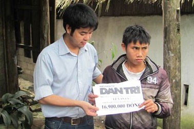 Trao gần 17 triệu đồng tới gia đình bé 3 tuổi bị ung thư máu 