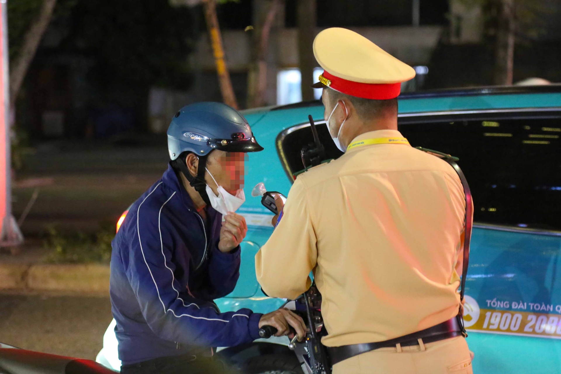 Tài xế ô tô Mercedes dính cồn kịch khung vẫn lái xe chở bạn - 2 Tài xế ô tô Mercedes dính cồn kịch khung vẫn lái xe chở bạn - 2