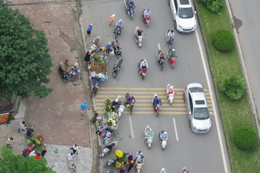 Bất chấp lệnh cấm, nhiều người lập chợ cóc bán hàng trên đường phố Hà Nội