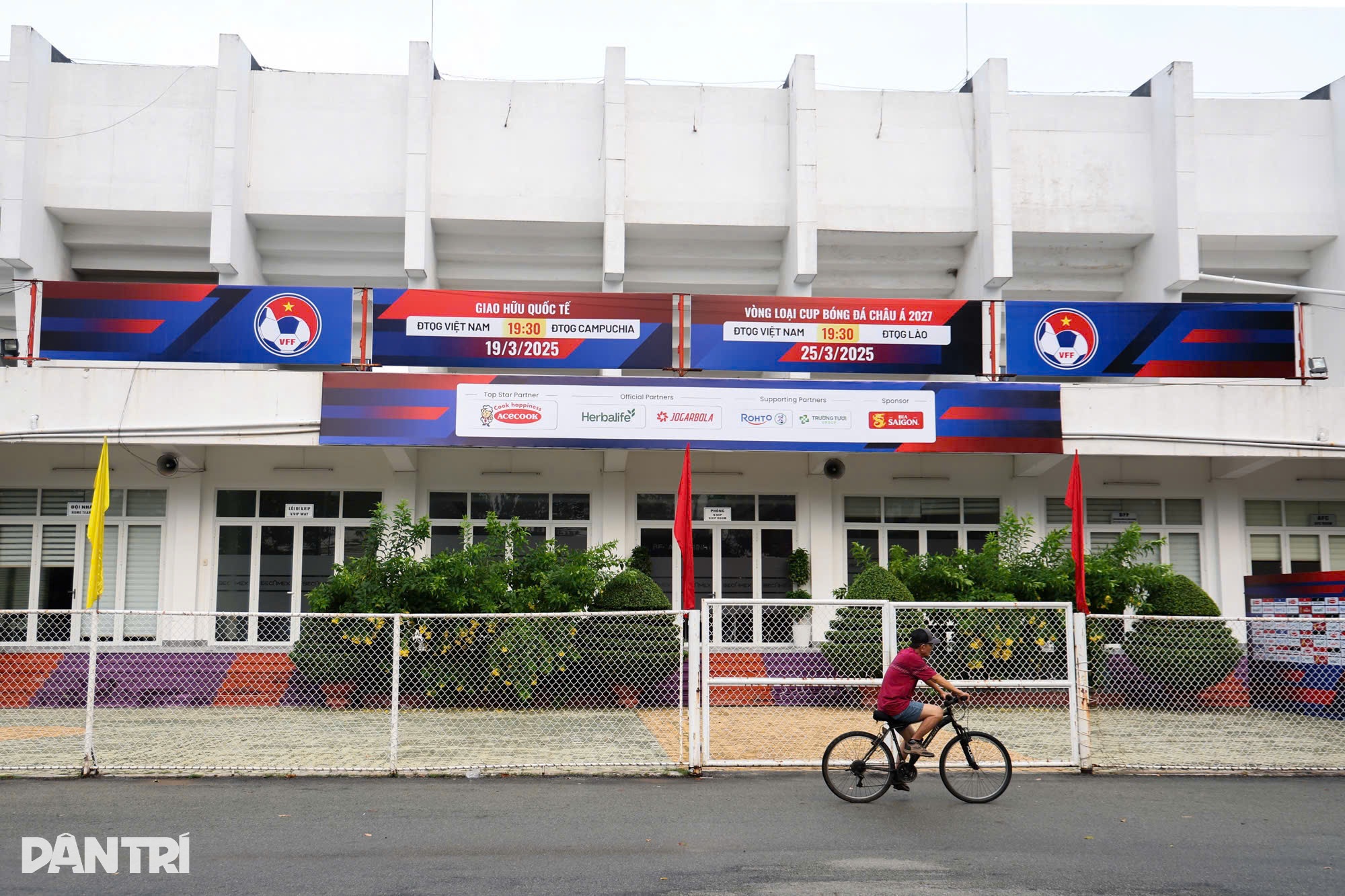 View - Mặt cỏ sân Gò Đậu xanh mướt, tuyển Việt Nam sẵn sàng gặp Campuchia và Lào | Báo Dân trí