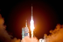 Trung Quốc phóng tàu vũ trụ đưa 3 phi hành gia lên Trạm Thiên Cung