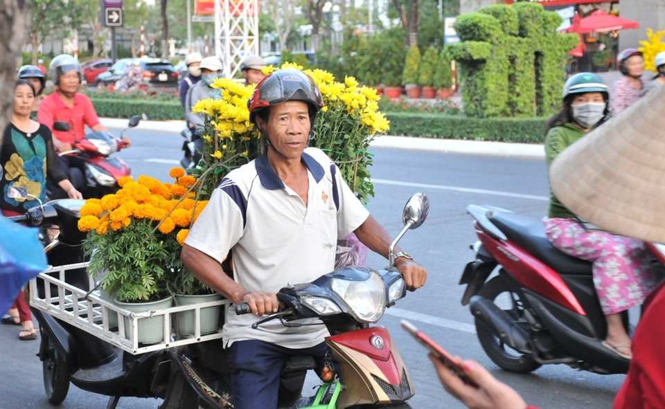 Người dân Cần Thơ hối hả đưa nàng xuân về nhà đón Tết - 5 Người dân Cần Thơ hối hả đưa nàng xuân về nhà đón Tết - 5