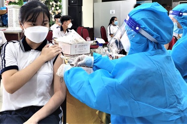 Học sinh Sóc Trăng phấn khởi tiêm vaccine mũi 2