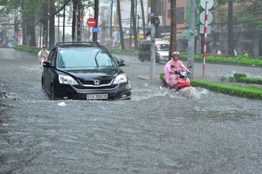 TP HCM: Nhiều tuyến đường ngập lênh láng, xe chết máy la liệt