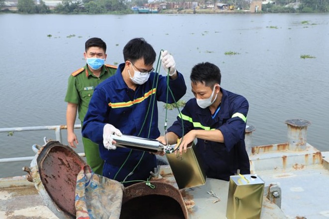 Bắt tạm giam 33 đối tượng trong đường dây buôn lậu, sản xuất hàng triệu lít xăng giả - Ảnh 2. Bắt tạm giam 33 đối tượng trong đường dây buôn lậu, sản xuất hàng triệu lít xăng giả - Ảnh 2.