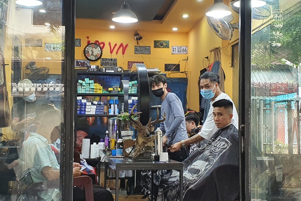 Hà Nội: Thợ làm tóc tất bật múa kéo trước giờ cấm hoạt động - 1