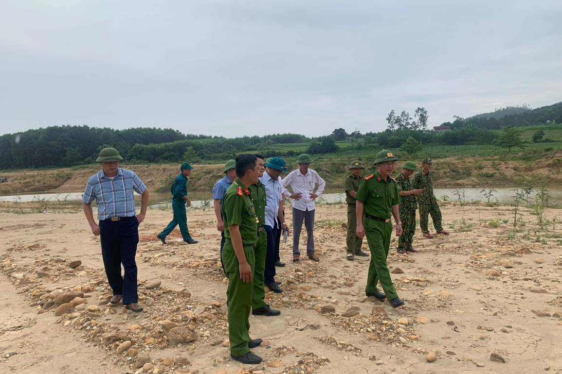 Hai vợ chồng lật thuyền giữa sông, người vợ tử vong - 2 Hai vợ chồng lật thuyền giữa sông, người vợ tử vong - 2