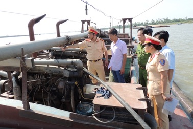 Hai tàu từ Hưng Yên sang Hà Nam hút trộm cát trên sông Hồng