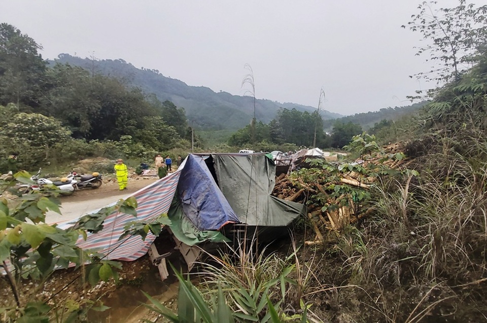 Tai nạn 7 người chết: Xe lao thẳng vào vách núi, cabin nát bét - 3 Tai nạn 7 người chết: Xe lao thẳng vào vách núi, cabin nát bét - 3