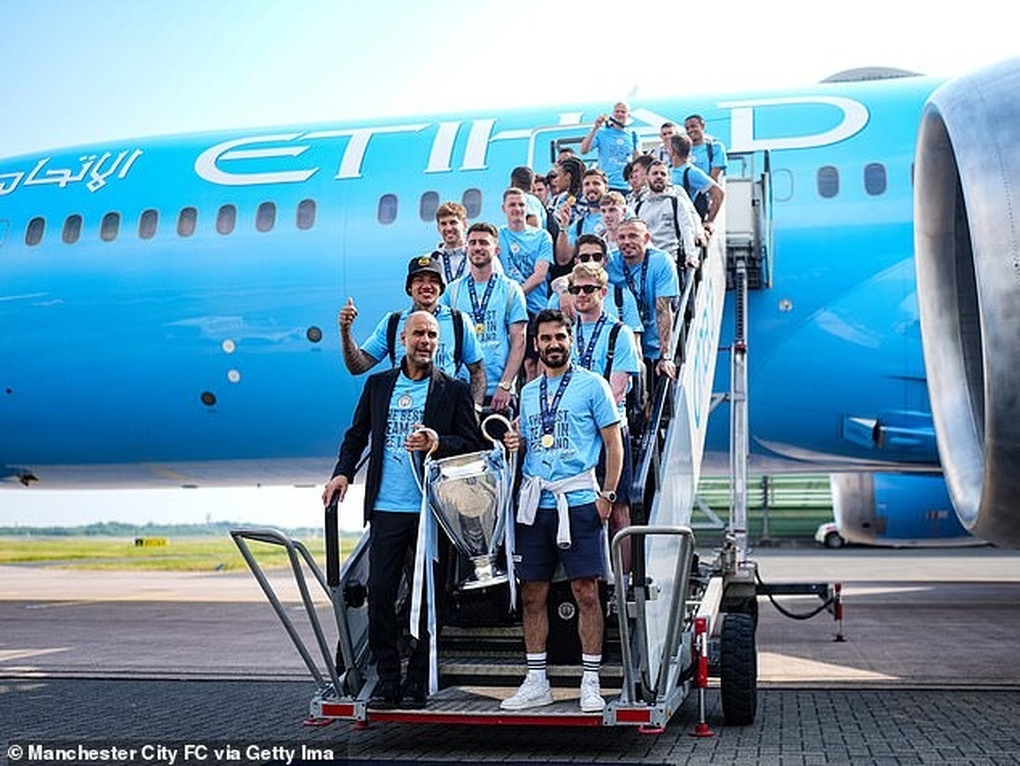 Man City mang Cúp Champions League về Anh ăn mừng cùng người hâm mộ - 10 Man City mang Cúp Champions League về Anh ăn mừng cùng người hâm mộ - 10
