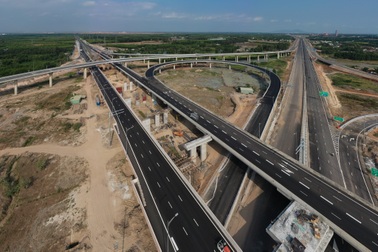 Hướng xe vào cao tốc Biên Hòa - Vũng Tàu tại nút giao Long Thành