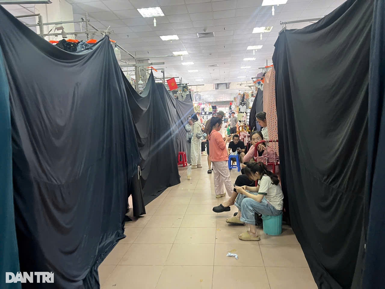 Thủ phủ thời trang lớn nhất miền Bắc: Cửa đóng then cài giữa mùa làm ăn - 6 Thủ phủ thời trang lớn nhất miền Bắc: Cửa đóng then cài giữa mùa làm ăn - 6
