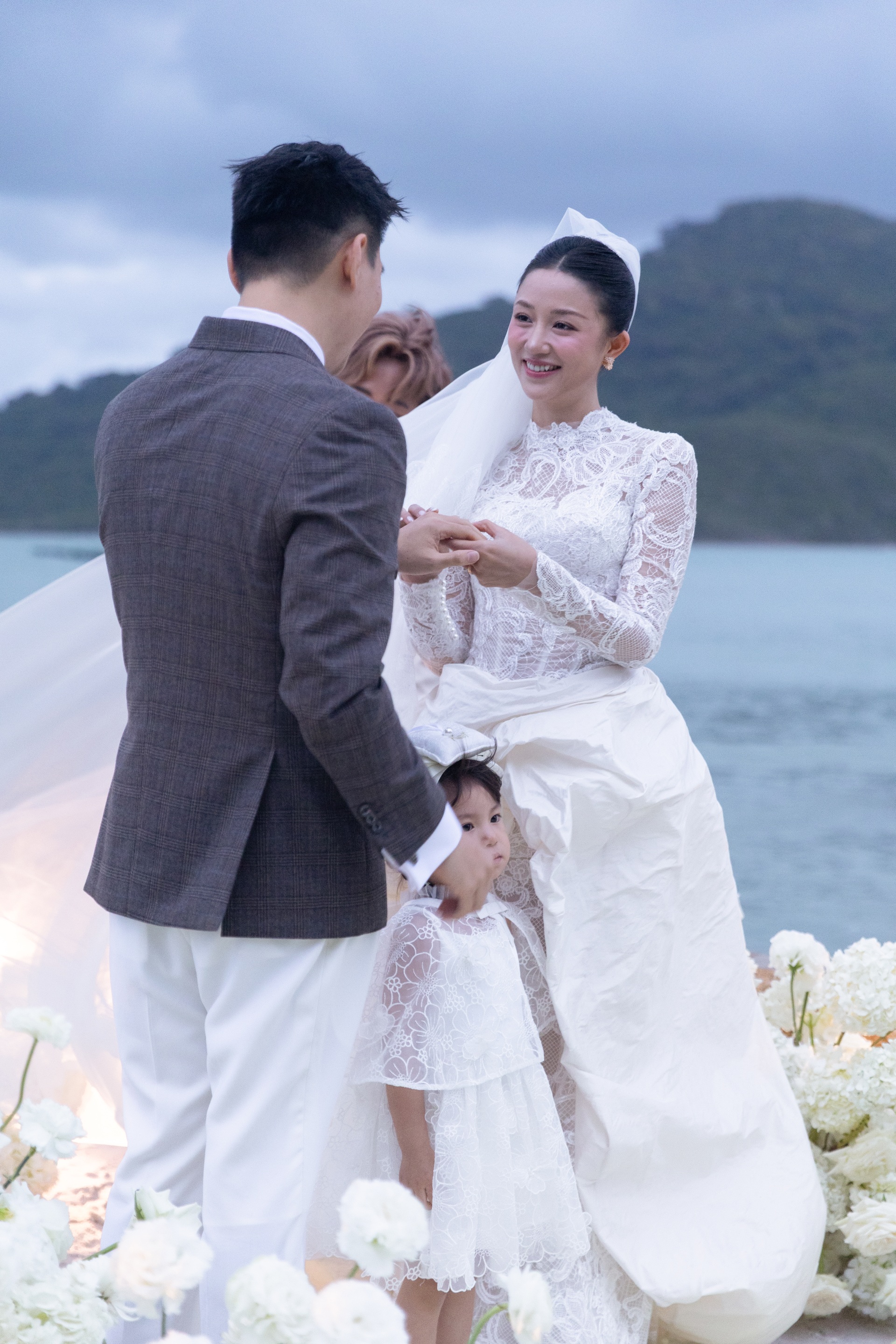 Lễ cưới Salim: Bé Pam đội nhẫn cho cha mẹ, Đức Phúc bất ngờ xuất hiện - 5 Lễ cưới Salim: Bé Pam đội nhẫn cho cha mẹ, Đức Phúc bất ngờ xuất hiện - 5